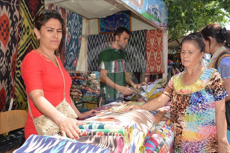 Özbekistan'daki İpek ve Baharat Festivali