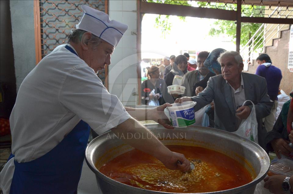 Vasiyeti üzerine 27 yıldır iftar dağıtılıyor