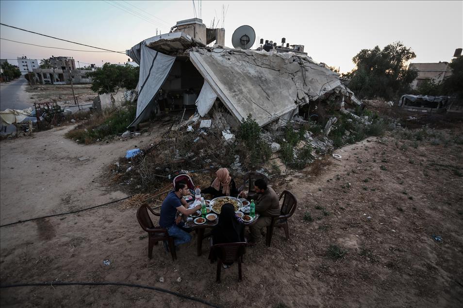 Gazze'de enkazın ortasında iftar
