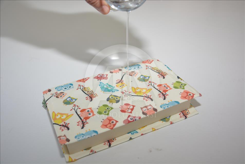 "Su geçirmez kumaş"tan kitap kılıfı