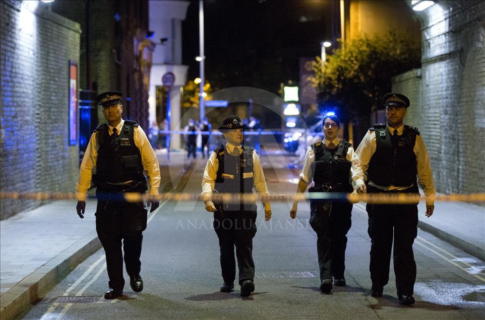 Londra Köprüsü'nde bir minibüs kaldırımdaki yayaların üzerine sürüldü
