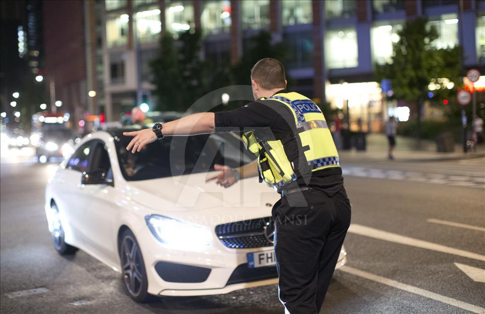 Londra Köprüsü'nde bir minibüs kaldırımdaki yayaların üzerine sürüldü
