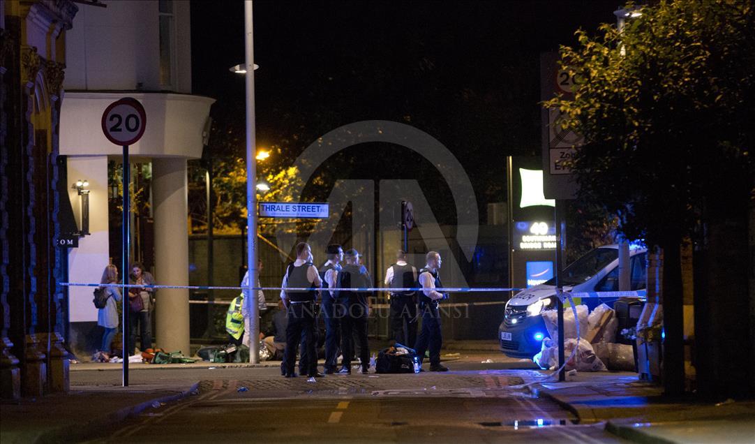 Londra Köprüsü'nde bir minibüs kaldırımdaki yayaların üzerine sürüldü
