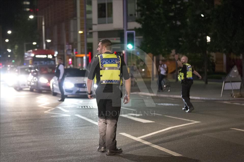 Londra Köprüsü'nde bir minibüs kaldırımdaki yayaların üzerine sürüldü
