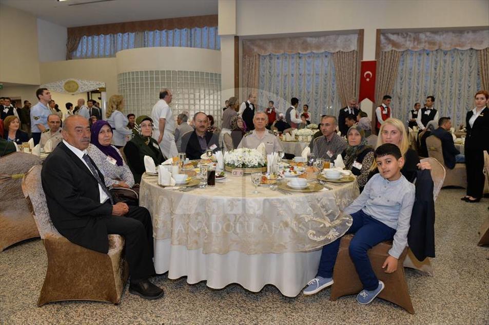 Komuta kademesi şehit aileleriyle bir araya geldi