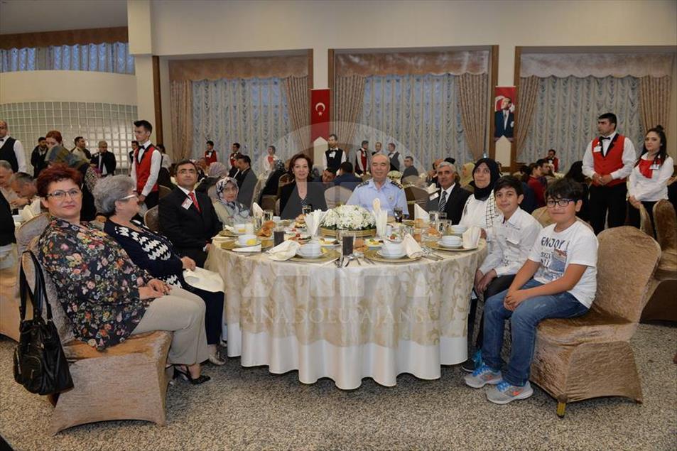 Komuta kademesi şehit aileleriyle bir araya geldi