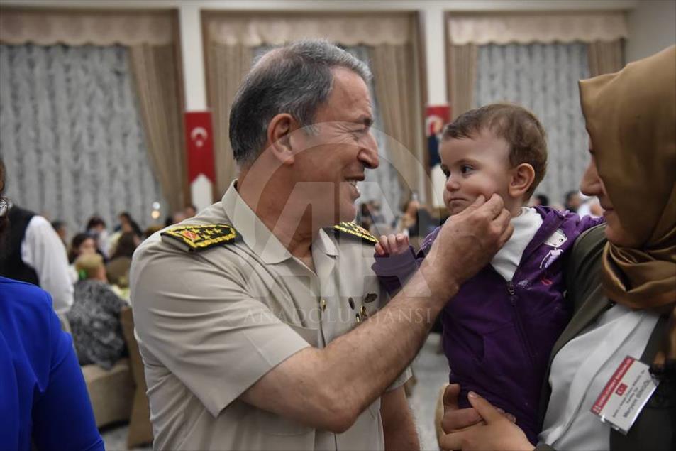 Komuta kademesi şehit aileleriyle bir araya geldi