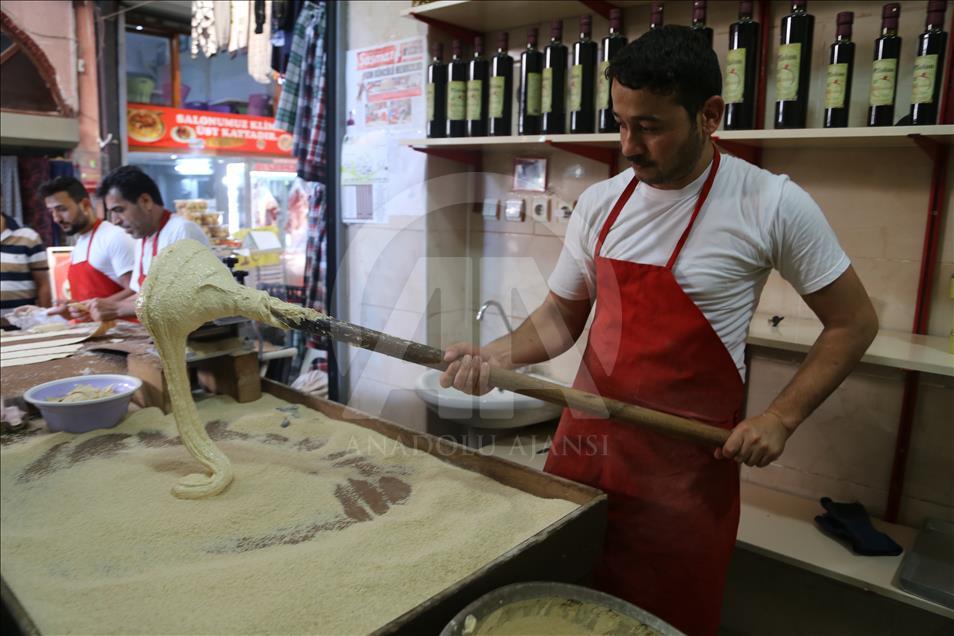 Hatay'ın ramazan tatlısı dört kuşaktır aynı dükkandan