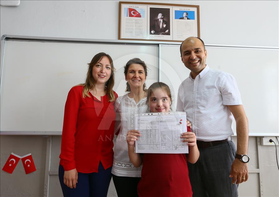 Down sendromlu kızının eğitimi için kariyerini bıraktı