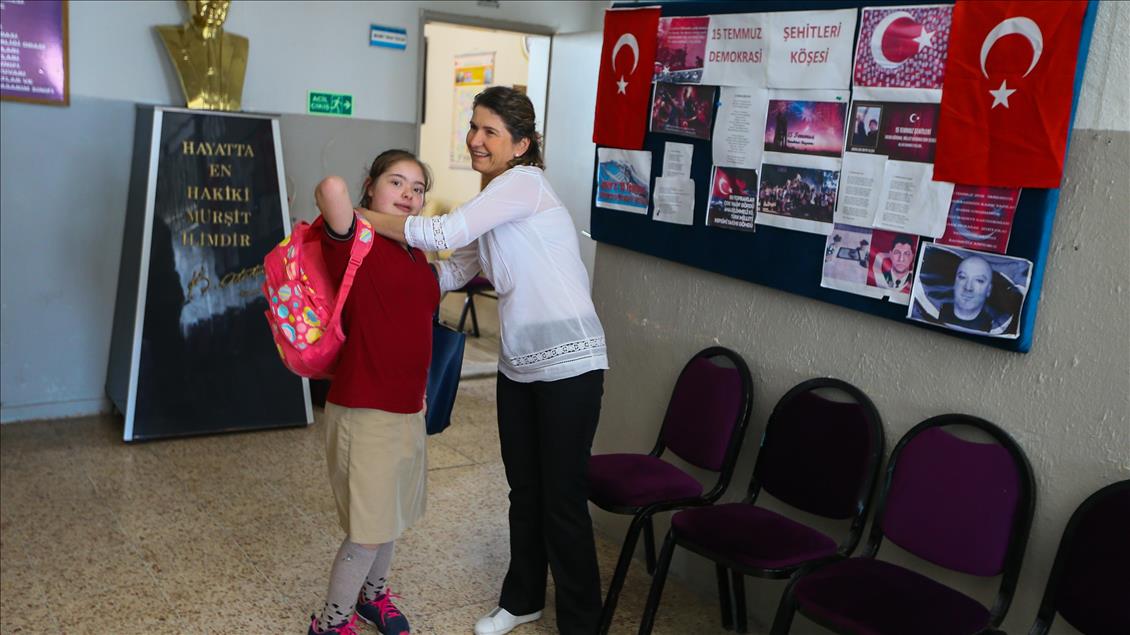 Down sendromlu kızının eğitimi için kariyerini bıraktı