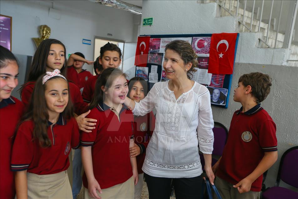 Down sendromlu kızının eğitimi için kariyerini bıraktı