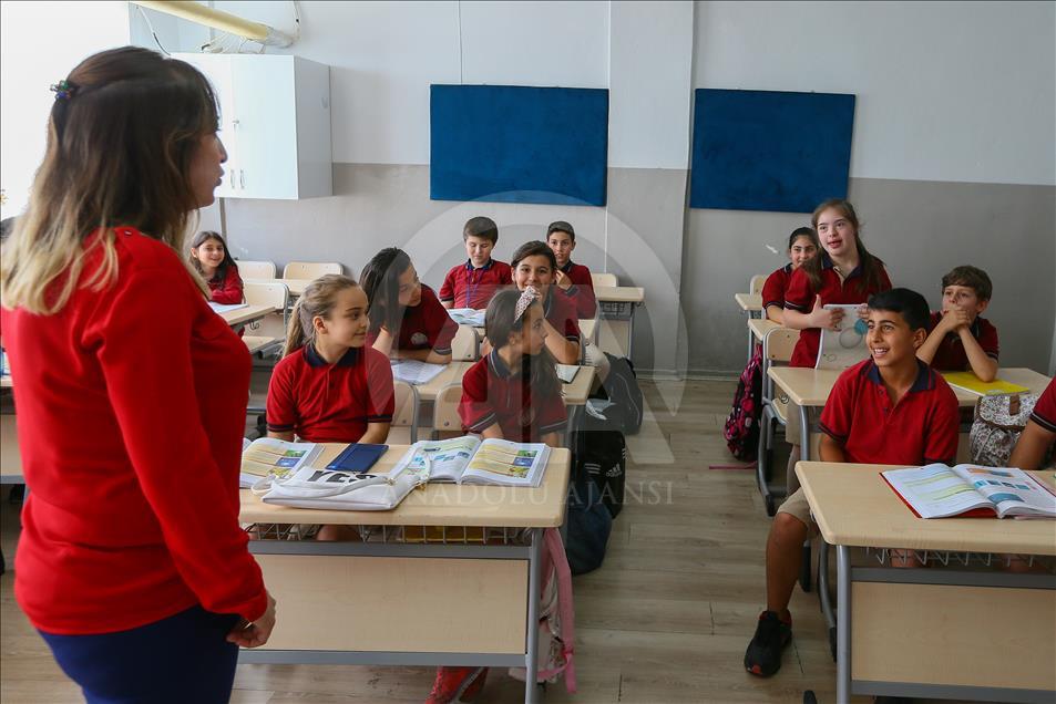 Down sendromlu kızının eğitimi için kariyerini bıraktı