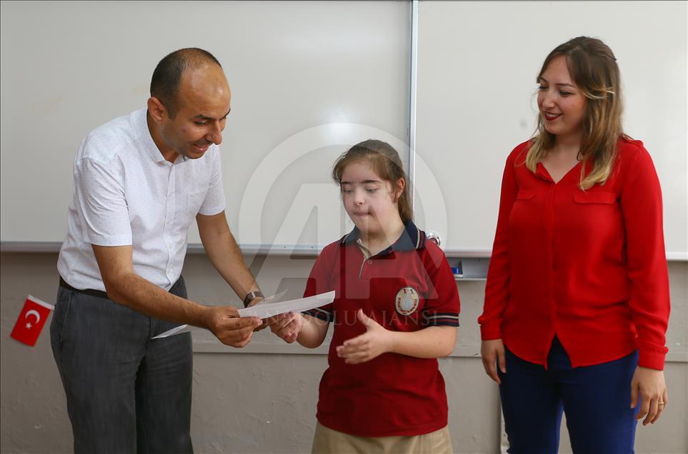 Down sendromlu kızının eğitimi için kariyerini bıraktı