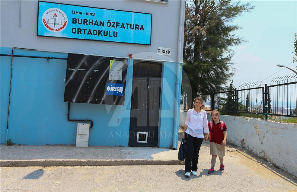 Down sendromlu kızının eğitimi için kariyerini bıraktı