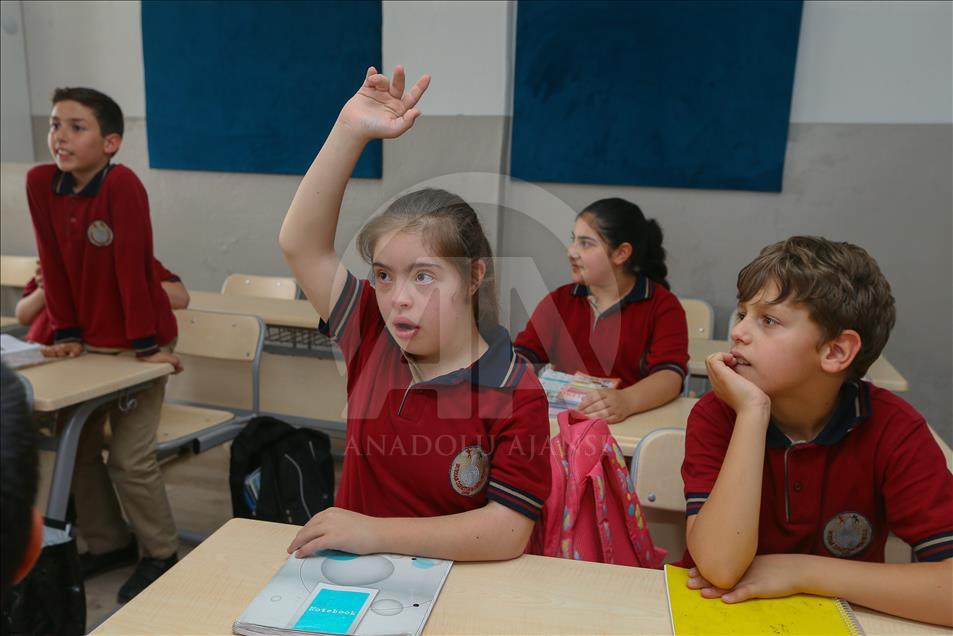 Down sendromlu kızının eğitimi için kariyerini bıraktı