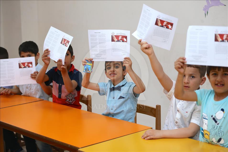 Suriyeli çocuklar karne sevinci yaşadı