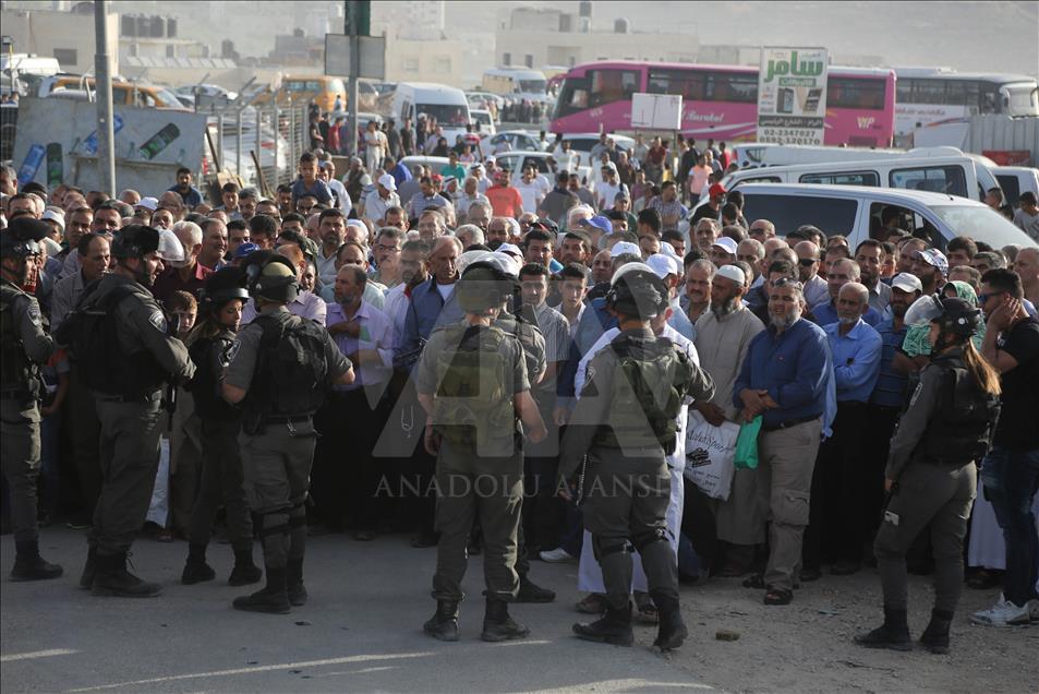 Passing through Qalandiya checkpoint for the second Friday prayer of Ramadan