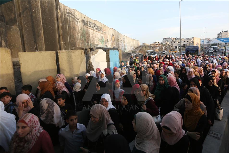 Passing through Qalandiya checkpoint for the second Friday prayer of Ramadan