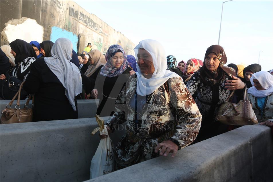 Passing through Qalandiya checkpoint for the second Friday prayer of Ramadan