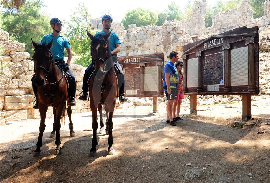 Kemer sahilleri "atlı jandarmalara" emanet