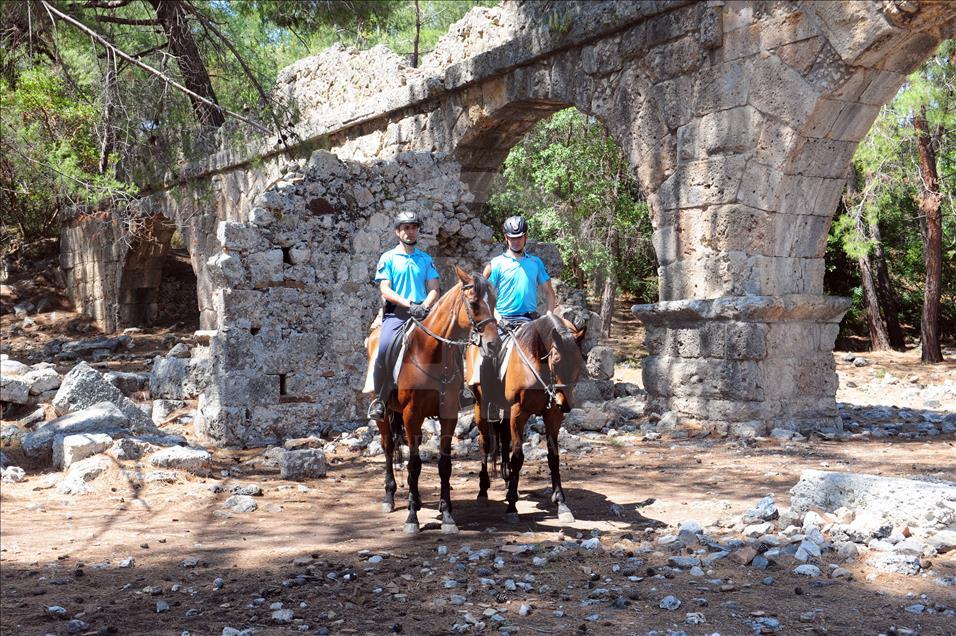 Kemer sahilleri "atlı jandarmalara" emanet