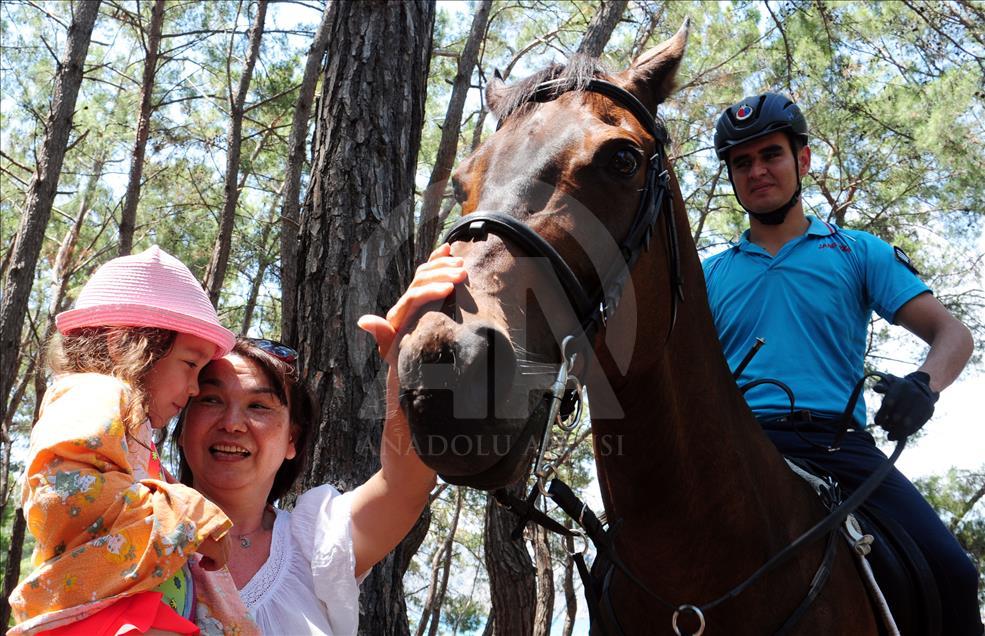 Kemer sahilleri "atlı jandarmalara" emanet
