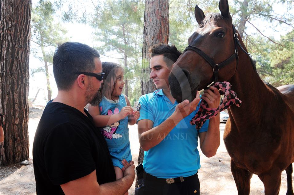 Kemer sahilleri "atlı jandarmalara" emanet