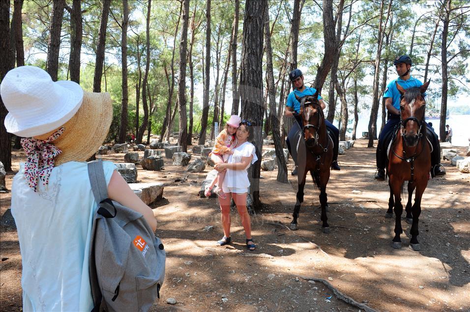 Kemer sahilleri "atlı jandarmalara" emanet