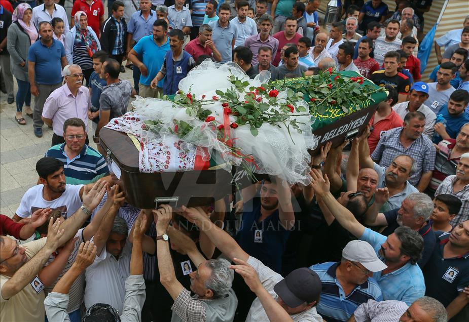 İzmir’deki kayıp kızın cenaze töreni