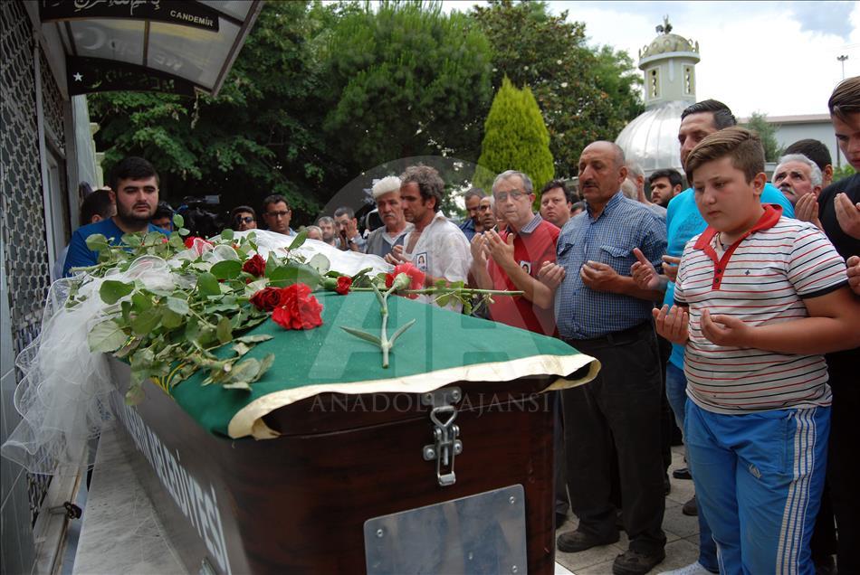 İzmir’deki kayıp kızın cenaze töreni