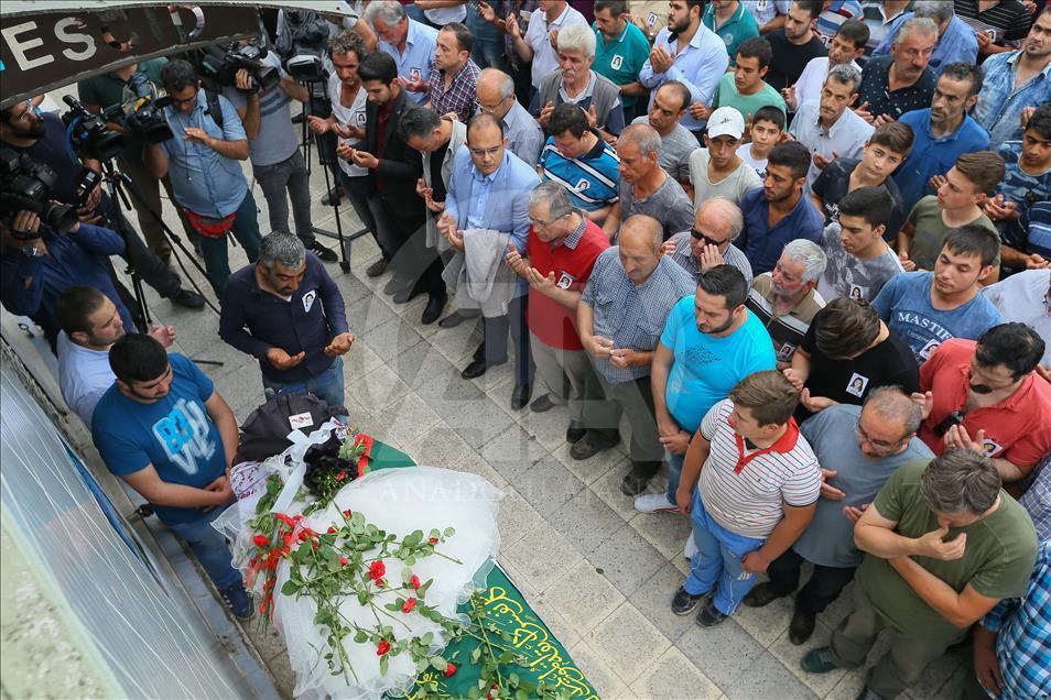 İzmir’deki kayıp kızın cenaze töreni