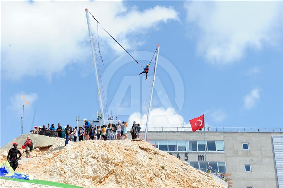 Adrenalinleri "insan sapanı" ile zirveye çıkıyor