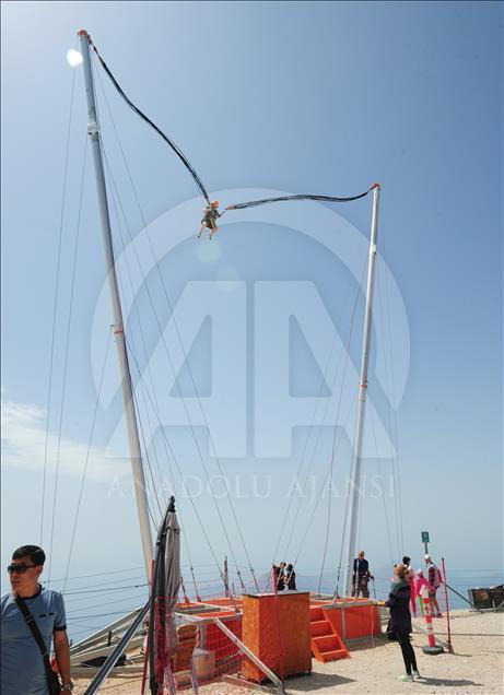 Adrenalinleri "insan sapanı" ile zirveye çıkıyor