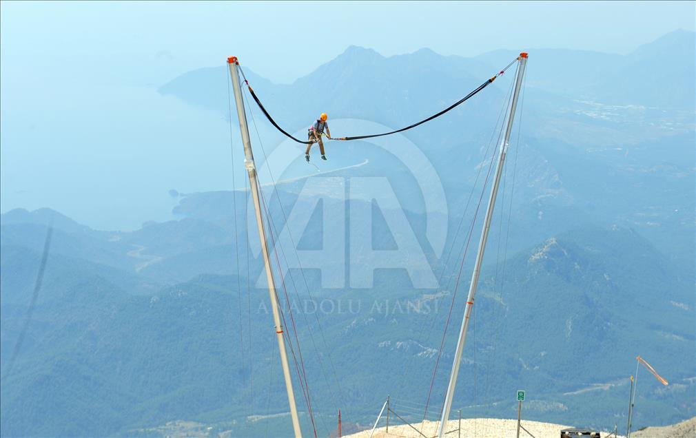 Adrenalinleri "insan sapanı" ile zirveye çıkıyor