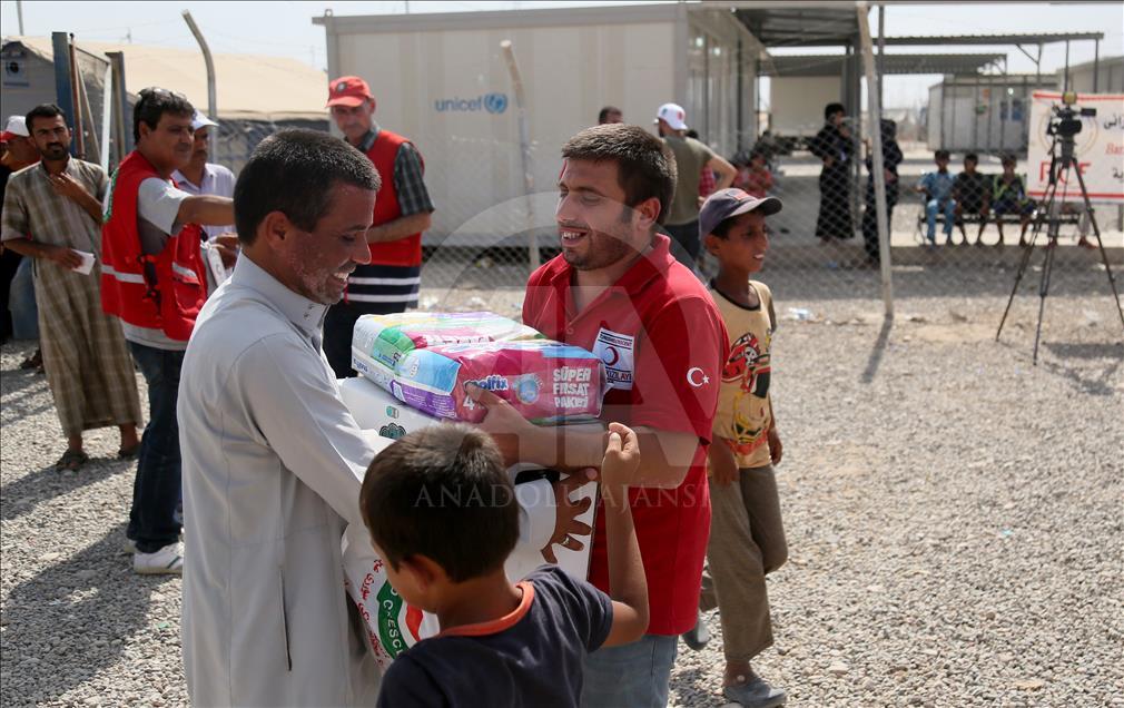Türk Kızılayı ve Aziz Mahmud Hüdayi Vakfı'ndan Musullu sığınmacılara yardım
