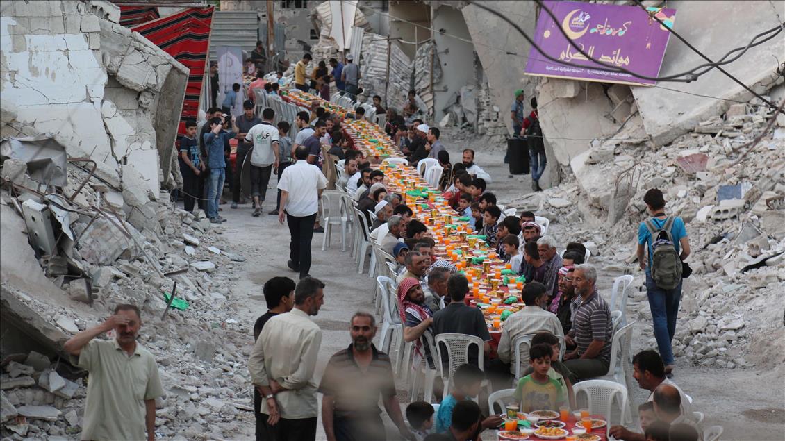 Suriye'de kuşatma altındaki Duma'da açık havada iftar sevinci