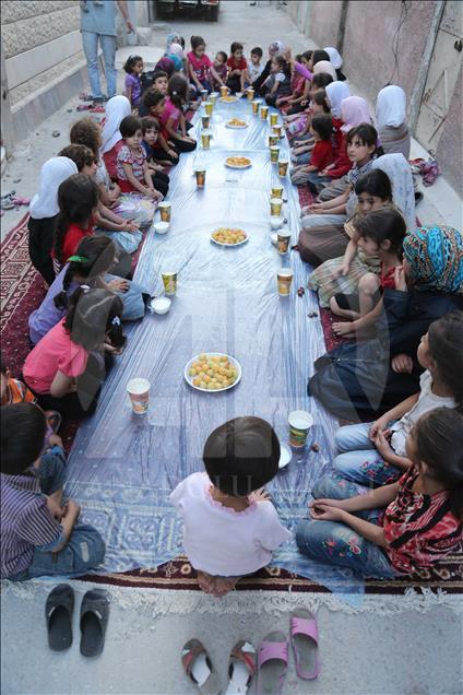 Suriye'de kuşatma altındaki Duma'da açık havada iftar sevinci