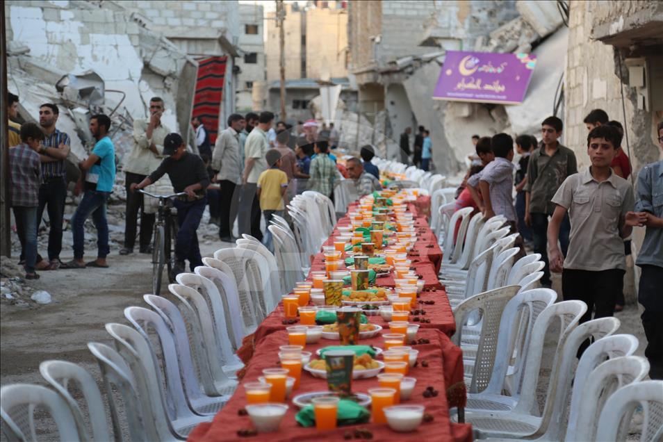 Suriye'de kuşatma altındaki Duma'da açık havada iftar sevinci