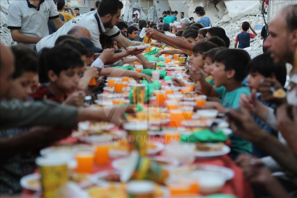 Suriye'de kuşatma altındaki Duma'da açık havada iftar sevinci