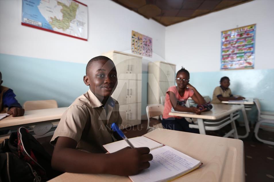 Kurtulmuş, Kongo’daki Maarif Vakfı Okulunu ziyaret etti