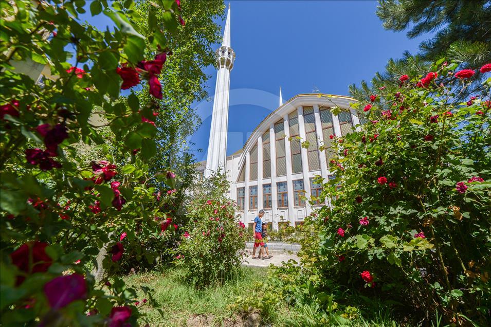 Üç mimariyi buluşturan cami