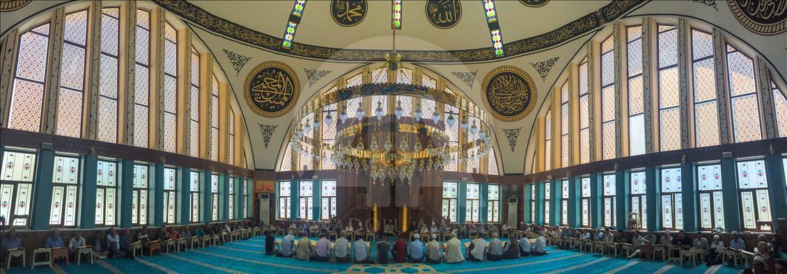 Üç mimariyi buluşturan cami