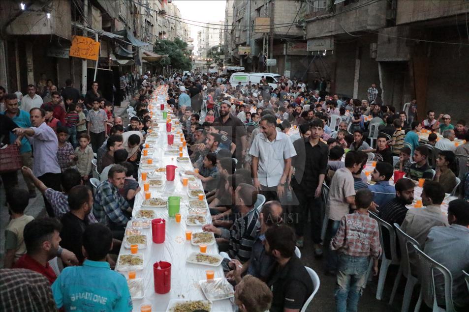 سفره افطاری دو هزار نفره در غوطه شرقی تحت محاصره رژیم اسد
