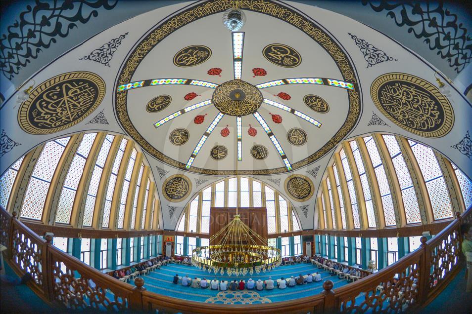 Üç mimariyi buluşturan cami