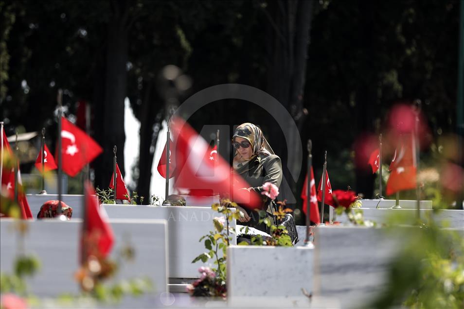 Şehitlikte bayram arifesi