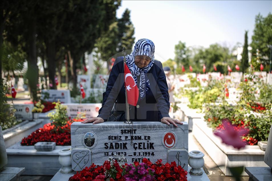 Şehitlikte bayram arifesi
