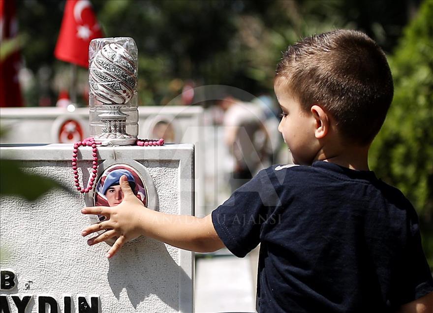 Şehitlikte bayram arifesi