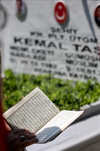 Şehitlikte bayram arifesi