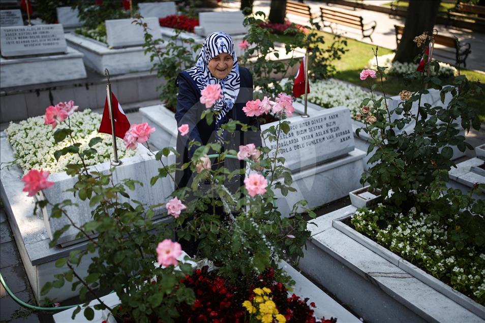 Şehitlikte bayram arifesi