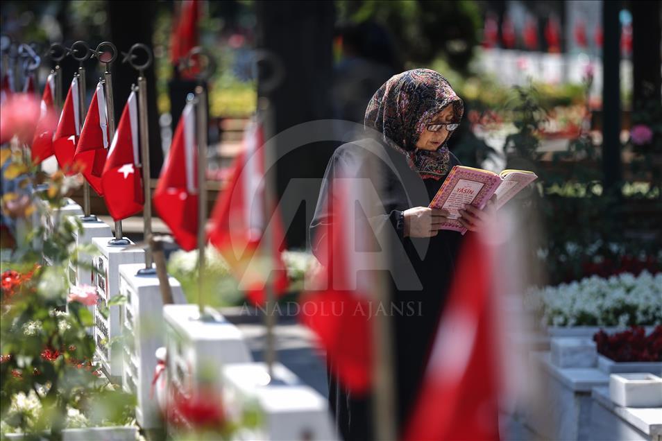 Şehitlikte bayram arifesi